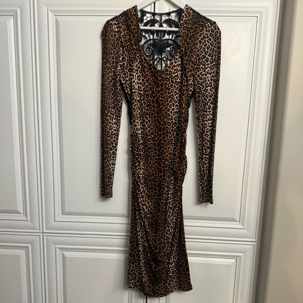 VENUS Sz Medium V-Neck Long Sleeve Leopard Print Midi Length Dress Ruched Sides